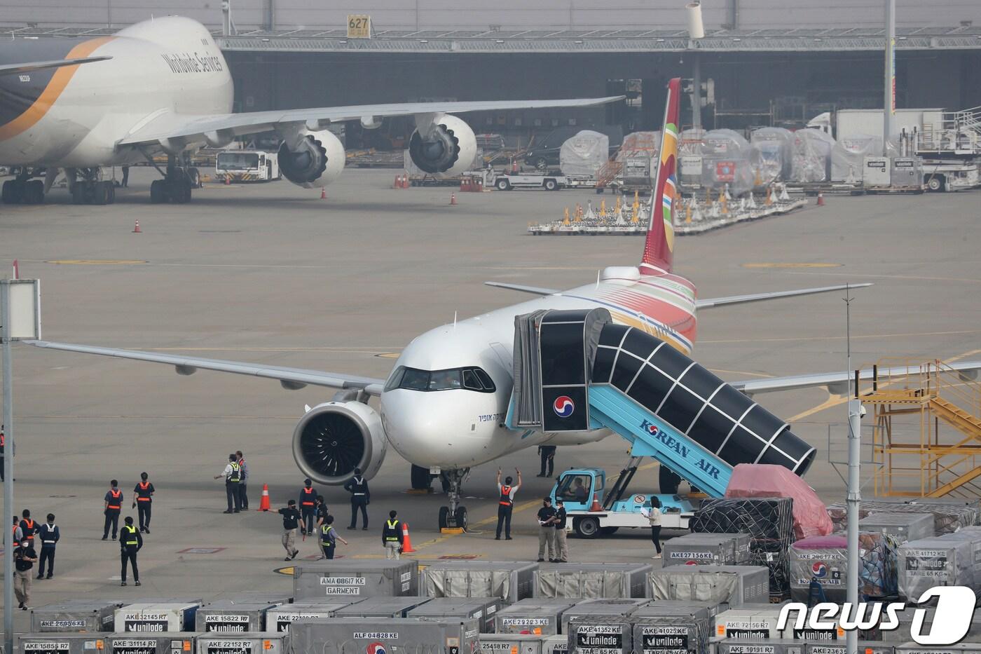 이스라엘과 백신 교환을 통해 조기 공급되는 화이자 백신 70만회분이 7일 인천국제공항 화물터미널에 도착하고 있다. 정부는 해당 백신이 최근 팔레스타인에서 이스라엘로 반환된 백신이 아니냐는 지적에 대해 "다른 백신＂이라고 일축했다. 또 폐기하려던 백신을 공급하는 것 아니냐는 지적에도 ＂한 달 정도 유효기간이 남아 품질에 문제없다＂고 답했다. 정부는 7월에 받은 화이자 백신 물량을 9월부터 11월까지 이스라엘에 순차적으로 반환할 예정이다. 이번 백신은 13일부터 서울·경기 지역 지방자치단체 자율 접종과 어린이집, 유치원 및 초등 1·2학년 교직원 및 돌봄인력에 대한 접종에 사용한다. 2021.7.7/뉴스1 ⓒ News1 이성철 기자