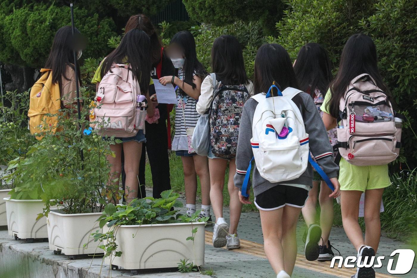 본문 이미지 - 지난 7일 서울 시내의 한 초등학교에서 학생들이 등교하고 있다./뉴스1 ⓒ News1 성동훈 기자