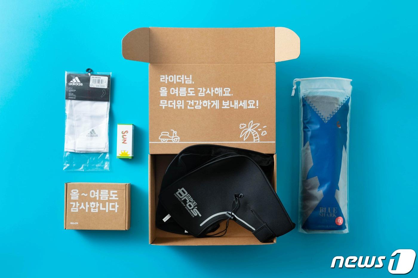 본문 이미지 - (왼쪽부터) 배민 커넥터에게 지급되는 쿨토시 선스틱과 라이더에게 지급되는 핸들커버와 쿨시트 (우아한형제들 제공) ⓒ 뉴스1