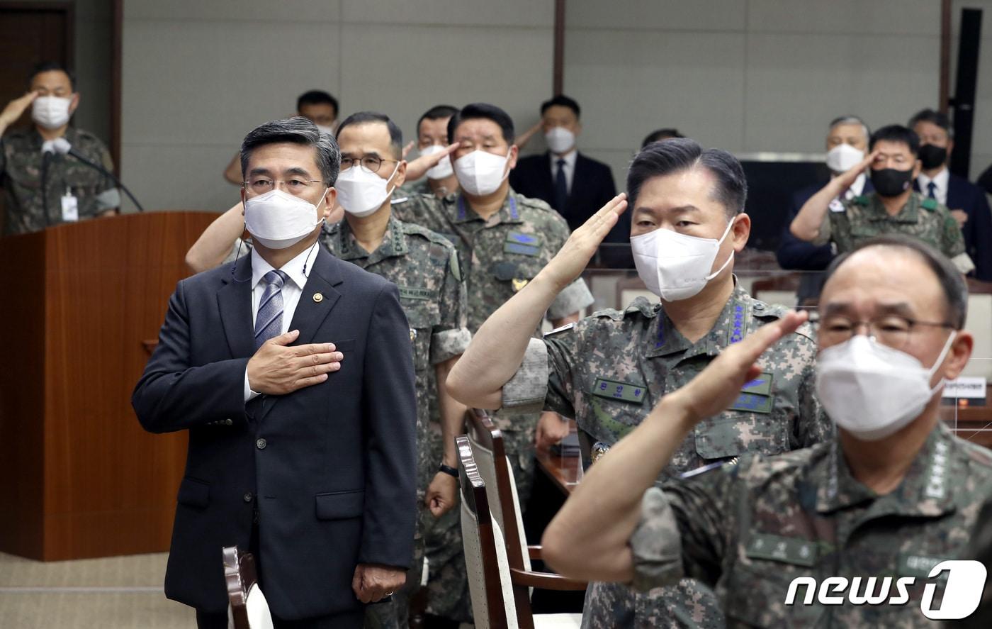 본문 이미지 - 2021년 전반기 전군 주요지휘관회의가 7일 오전 서욱 국방부 장관(정장 차림) 주재로 국방부 청사에서 열렸다. 사진은 회의 참석자들이 국민의례를 하고 있는 모습. (국방일보 제공) ⓒ 뉴스1