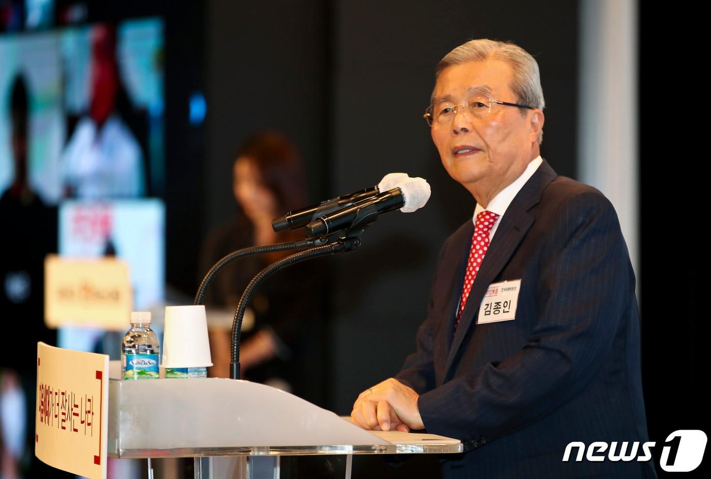 본문 이미지 - 김종인 전 국민의힘 비상대책위원장이 7일 오전 서울 영등포구 중소기업회관에서 열린 원회룡 제주지사 지지 현역 국회의원 모임 '희망오름' 출범식에서 축사하고 있다. 2021.7.7/뉴스1 ⓒ News1 구윤성 기자
