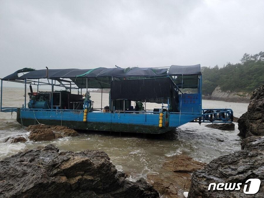 본문 이미지 - 갯바위에 얹힌 바지선.(여수해경 제공)/뉴스1 ⓒ News1 