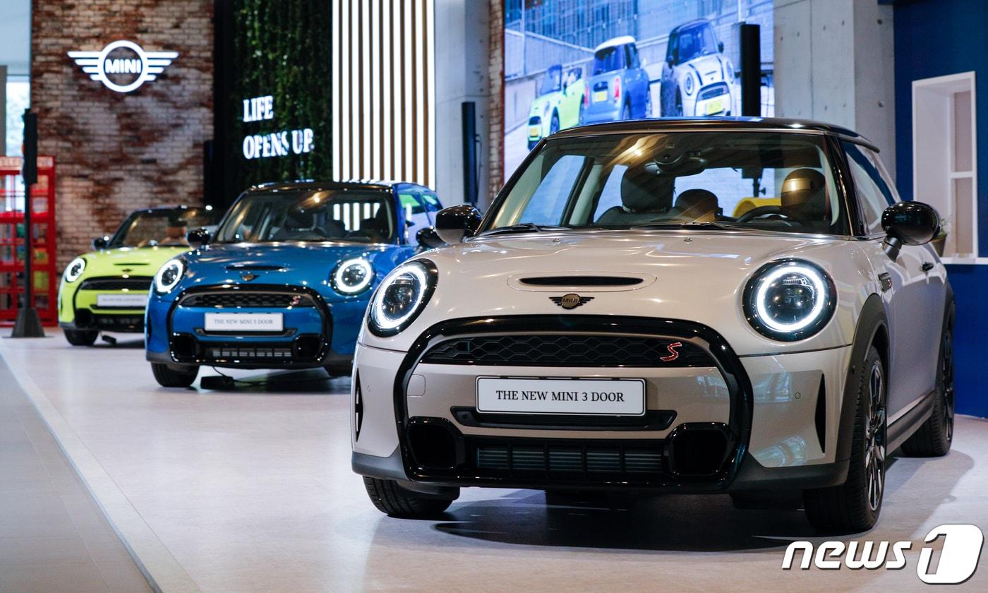 7일 서울 중구 스테이트타워남산에 BMW그룹 소형차 브랜드 미니(MINI) 코리아의 뉴 미니 패밀리 3종(뉴 미니 3-도어, 뉴 미니-5도어, 뉴 미니 컨버터블)이 진열돼 있다. 2021.7.7/뉴스1 ⓒ News1 안은나 기자