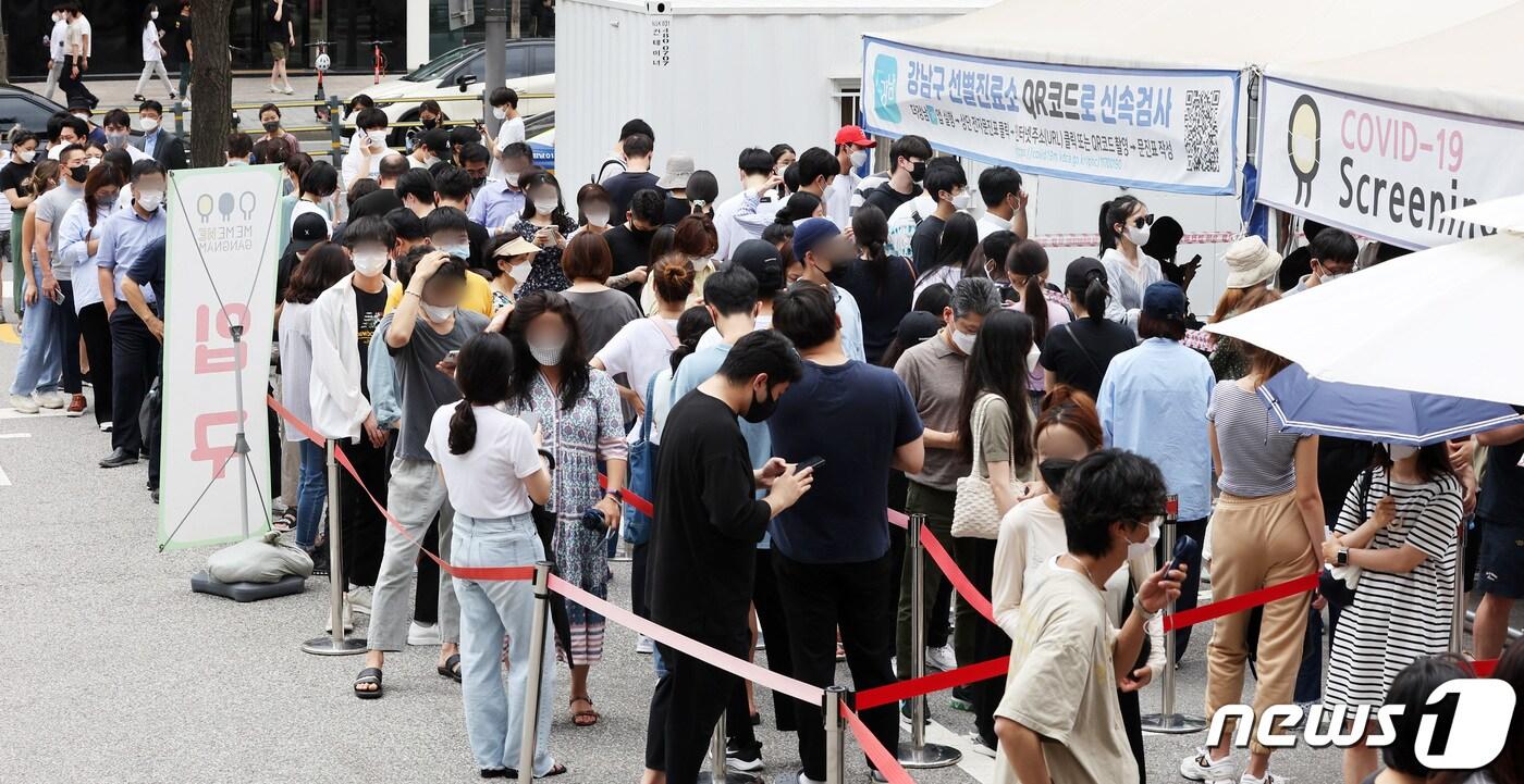 본문 이미지 - 서울 강남구보건소에서 시민들이 검사를 받기 위해 줄 서 있다. 2021.7.7/뉴스1 ⓒ News1 조태형 기자