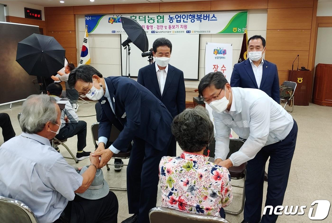 본문 이미지 - 7일 전북농협과 흥덕농협이 고창 흥덕농협 2층 회의실에서 찾아가는 복지서비스 제공을 위한 ‘농업인 행복버스’를 운영하고 있다.(전북농협제공)2021.7.7/뉴스1