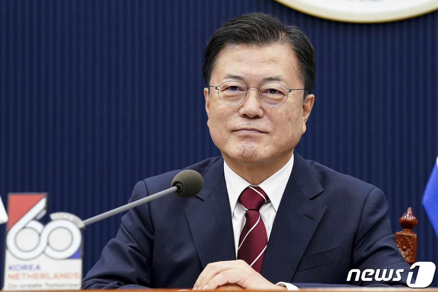 본문 이미지 - 문재인 대통령이 7일 청와대 여민관에서 열린 한·네덜란드 화상 정상회담에서 마크 루터 네덜란드 총리의 발언을 듣고 있다. 2021.7.7/뉴스1 ⓒ News1 이광호 기자