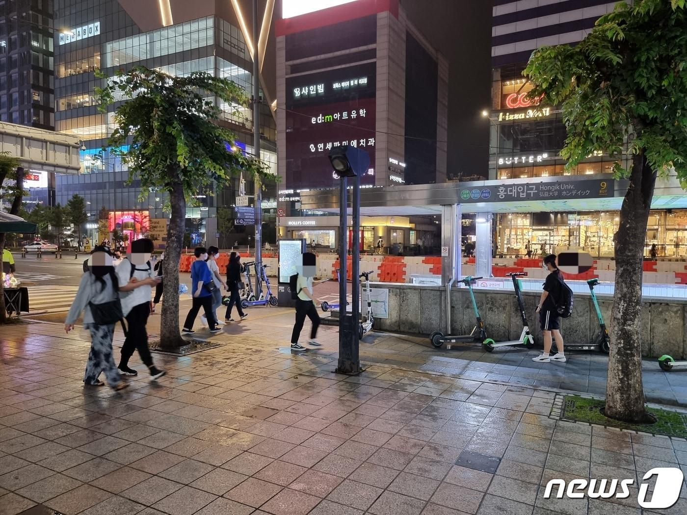 본문 이미지 - 7일 오후 10시쯤 서울 마포구 홍대입구역 9번 출구 앞. ⓒ 뉴스1 이상학 기자