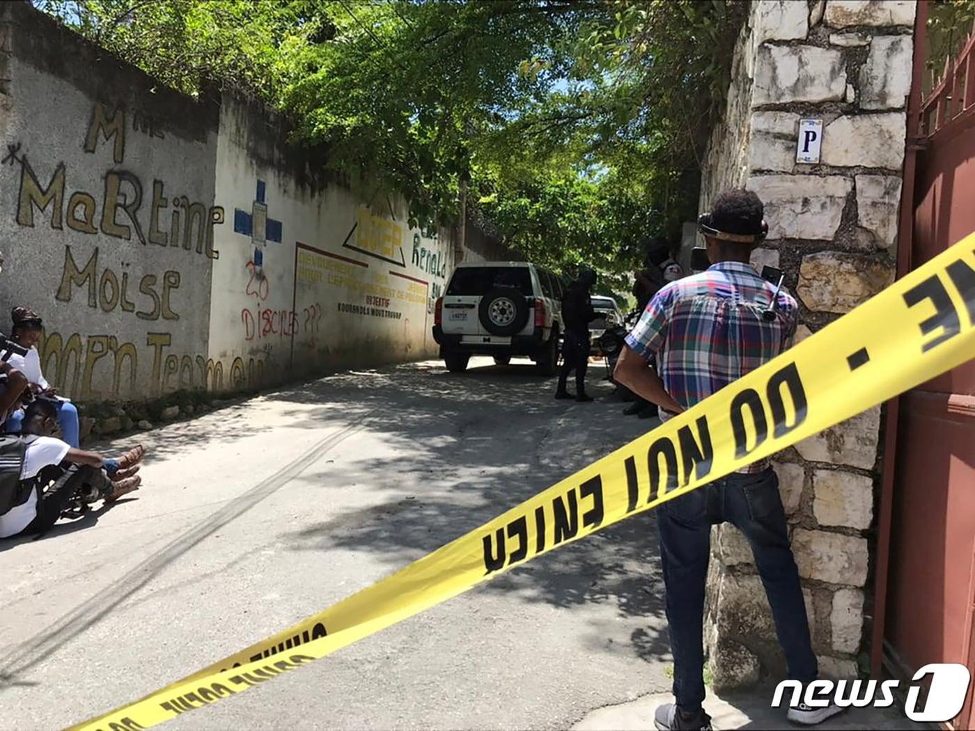 본문 이미지 - 7일(현지시간) 괴한들의 총격으로 살해된 조브넬 모이즈 아이티 대통령 사저 주변에 폴리스 라인이 설치되어 있다. (특정 기사 내용과는 무관한 자료사진)  ⓒ 로이터=뉴스1 ⓒ News1 원태성 기자