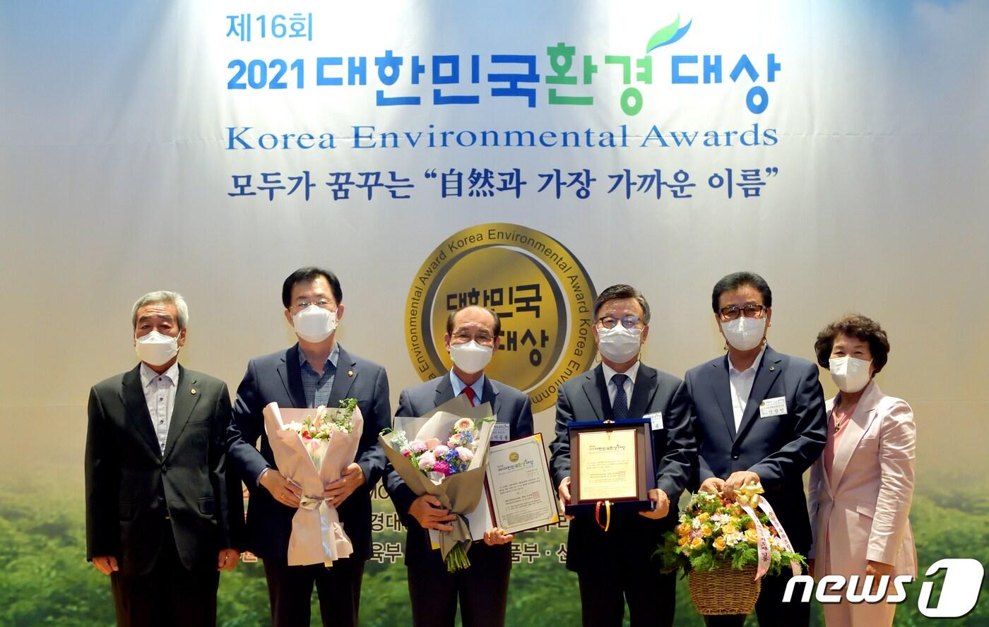 본문 이미지 - 지난 7일 열린 대한민국 환경대상 시상식에서 자원순환부문 대상을 2년 연속 수상한 이승율 청도군수와 직원들이 기념촬영을 하고 있다. (청도군 제공) 2021.7.8/ⓒ 뉴스1