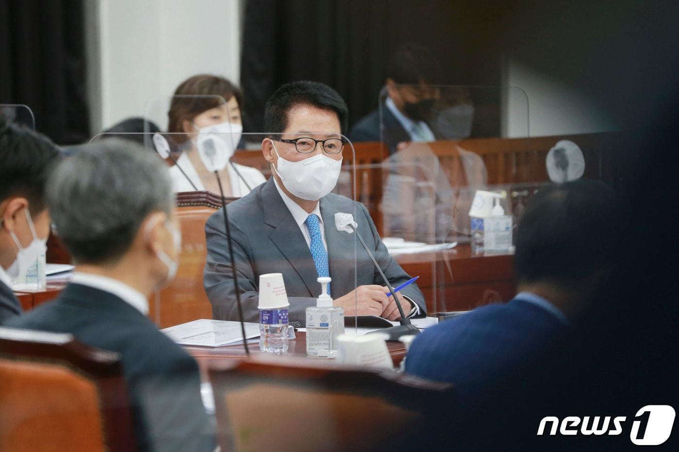 본문 이미지 - 박지원 국가정보원장이 8일 오전 서울 여의도 국회에서 열린 정보위원회 전체회의에 참석하고 있다. 2021.7.8/뉴스1 ⓒ News1 구윤성 기자