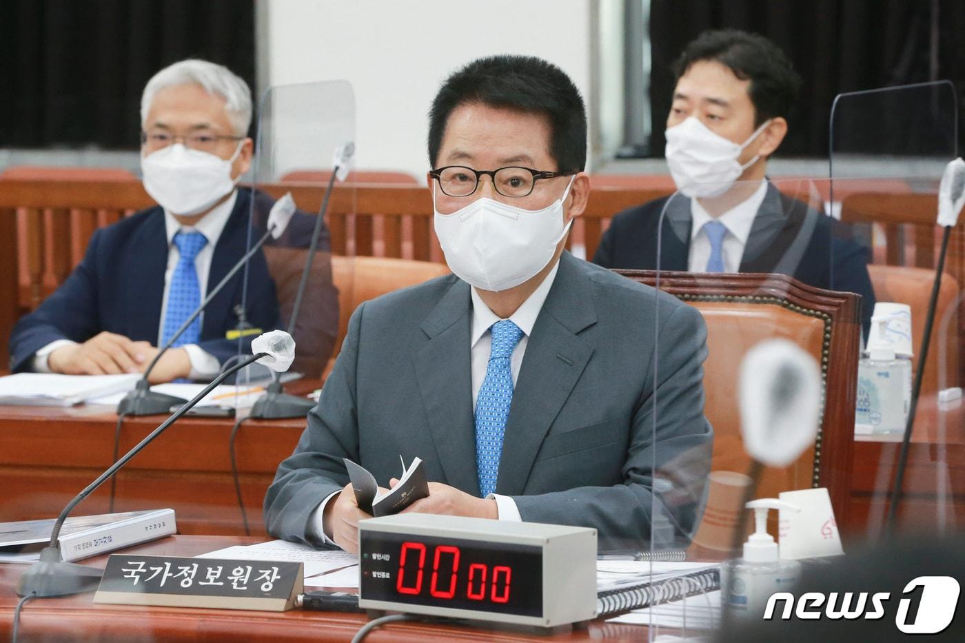 본문 이미지 - 박지원 국가정보원장이 8일 오전 서울 여의도 국회에서 열린 정보위원회 전체회의에 참석하고 있다. 2021.7.8/뉴스1 ⓒ News1 구윤성 기자