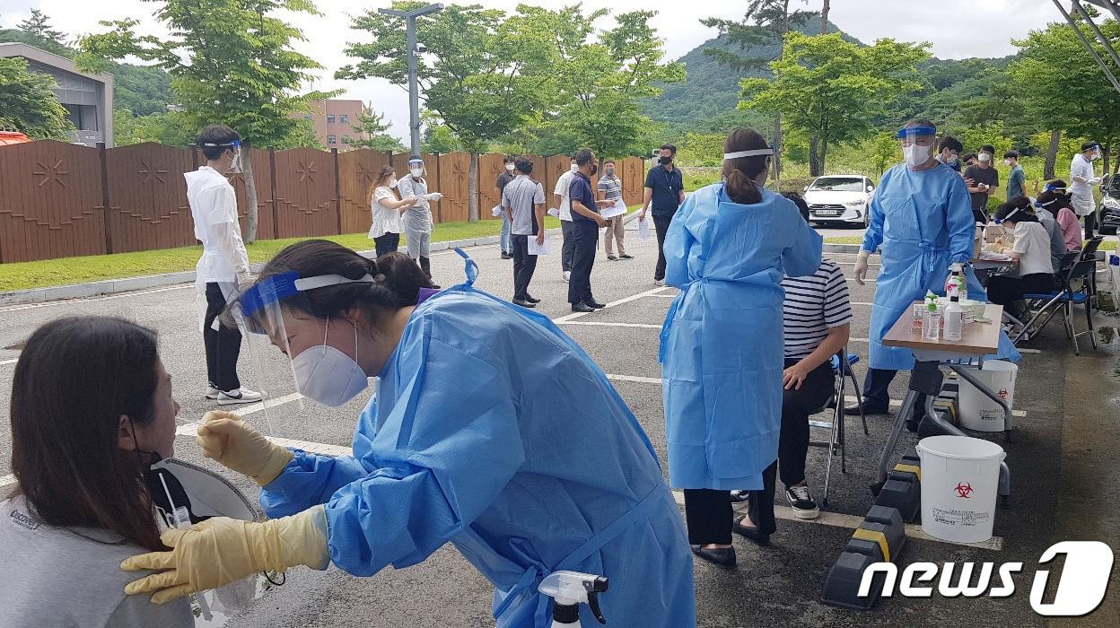 본문 이미지 - 8일 경북도청 직원이 신종 코로나바이러스 감염증(코로나19) 확진 판정을 받은 가운데 이날 오전 도청 주차장에 마련된 임시선별검사소에서 경북도 관계자들이 코로나19 진단검사를 받고 있다. 2021.7.8/뉴스1 ⓒ News1 김대벽 기자