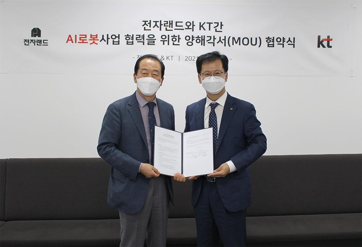 본문 이미지 - 옥치국 전자랜드 대표이사(왼쪽)와 박정준 KT 기업고객본부장.ⓒ 뉴스1
