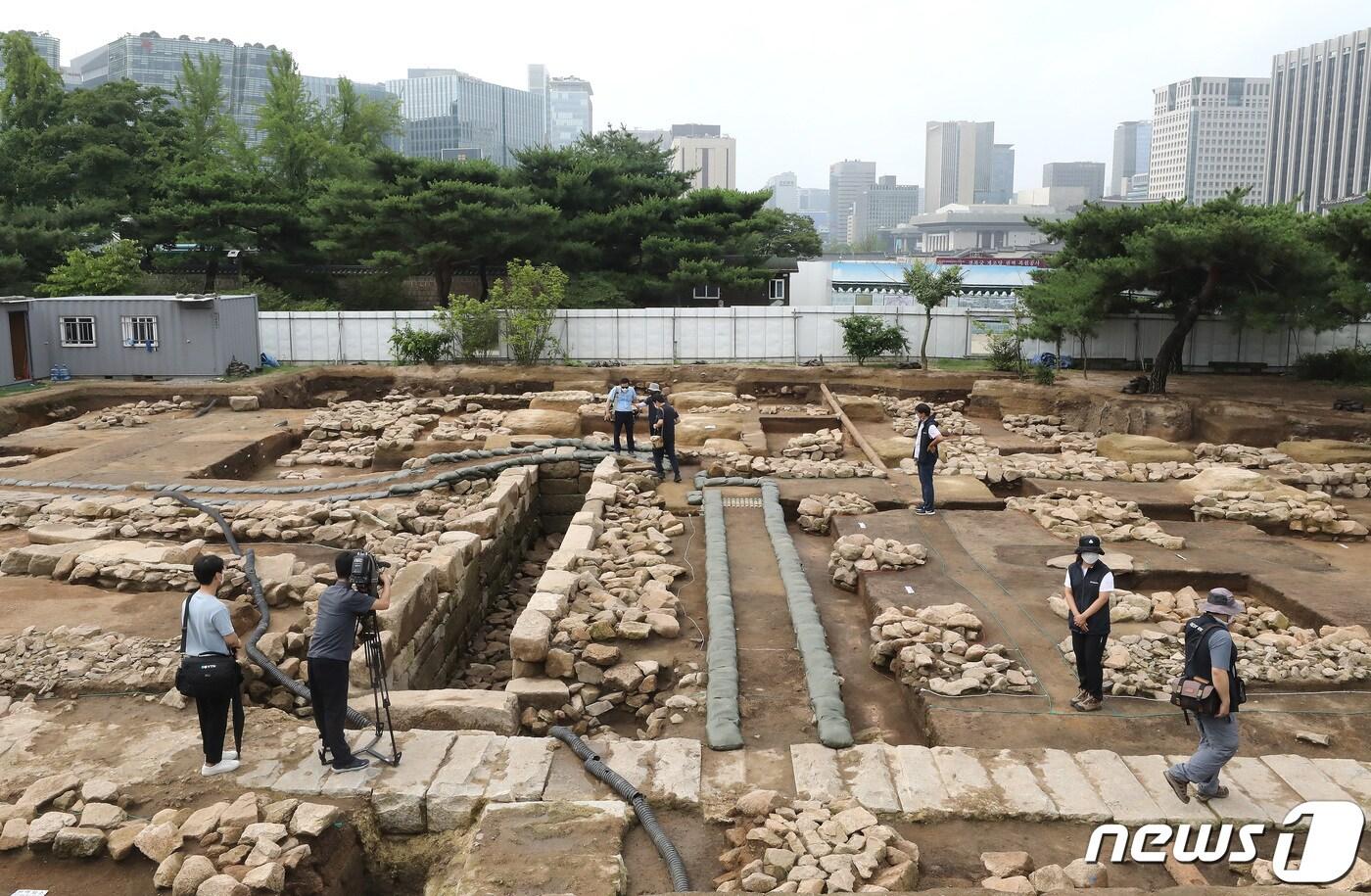 본문 이미지 - 문화재청 관계자들이 8일 오전 서울 종로구 경복궁 동궁 남쪽 지역에서 발견된 현대 정화조와 유사한 시설을 갖춘 대형 화장실 유구를 언론에 공개하고 있다. 이번에 발굴된 화장실은 동궁 권역 중에서도 남쪽 지역에 위치하며 동궁과 관련된 하급 관리와 궁녀, 궁궐을 지키는 군인들이 주로 이용하였을 것으로 추정된다. 궁궐 내부에서 화장실 유구가 나온 것은 이번이 처음이다. 2021.7.8/뉴스1 ⓒ News1 임세영 기자
