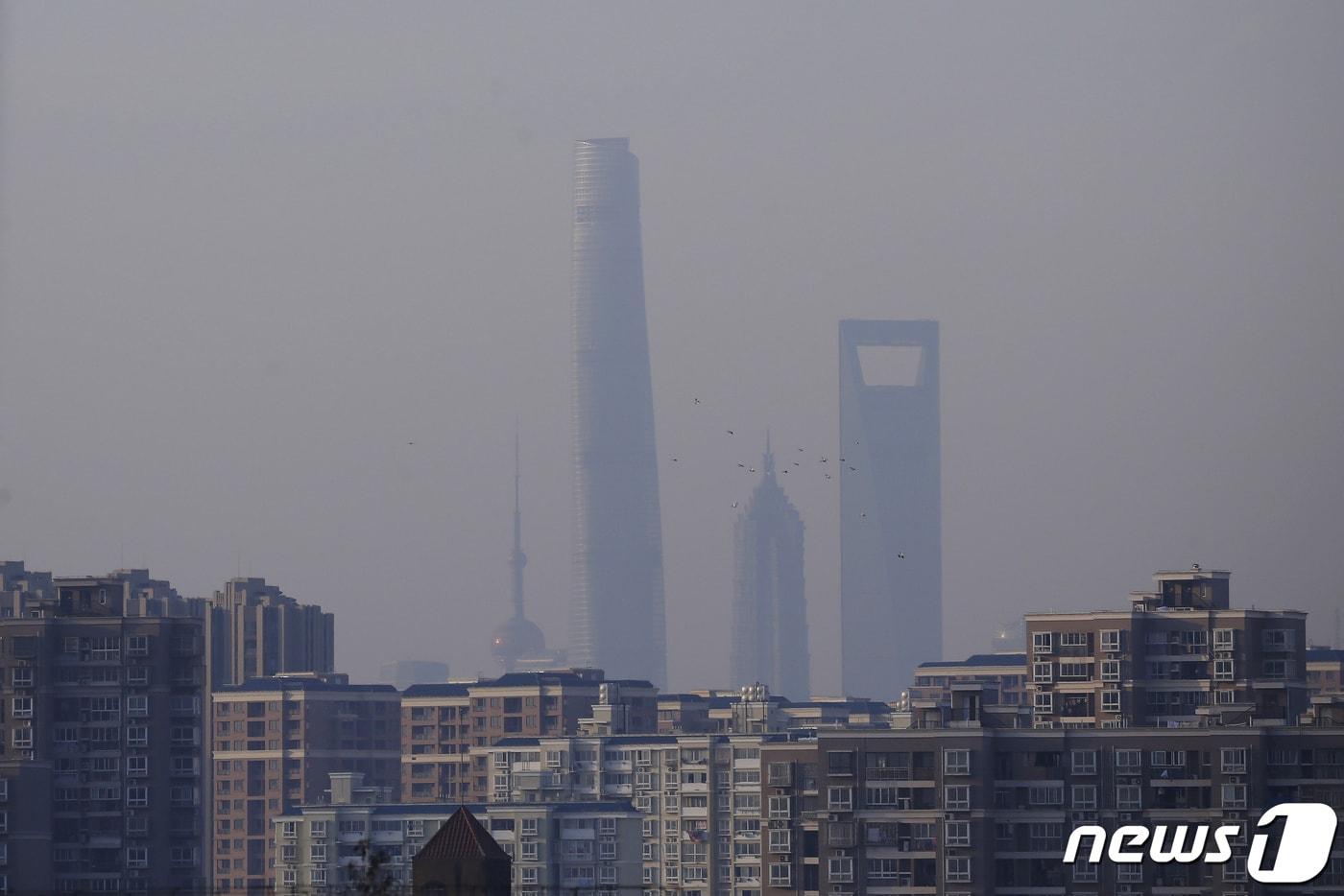 스모그에 가려진 중국 상하이의 초고층 건물들. 왼쪽부터 동방명주, 상하이타워, 진마오타워,  상하이세계금융센터. ⓒ 로이터=뉴스1 ⓒ News1 김세원 기자