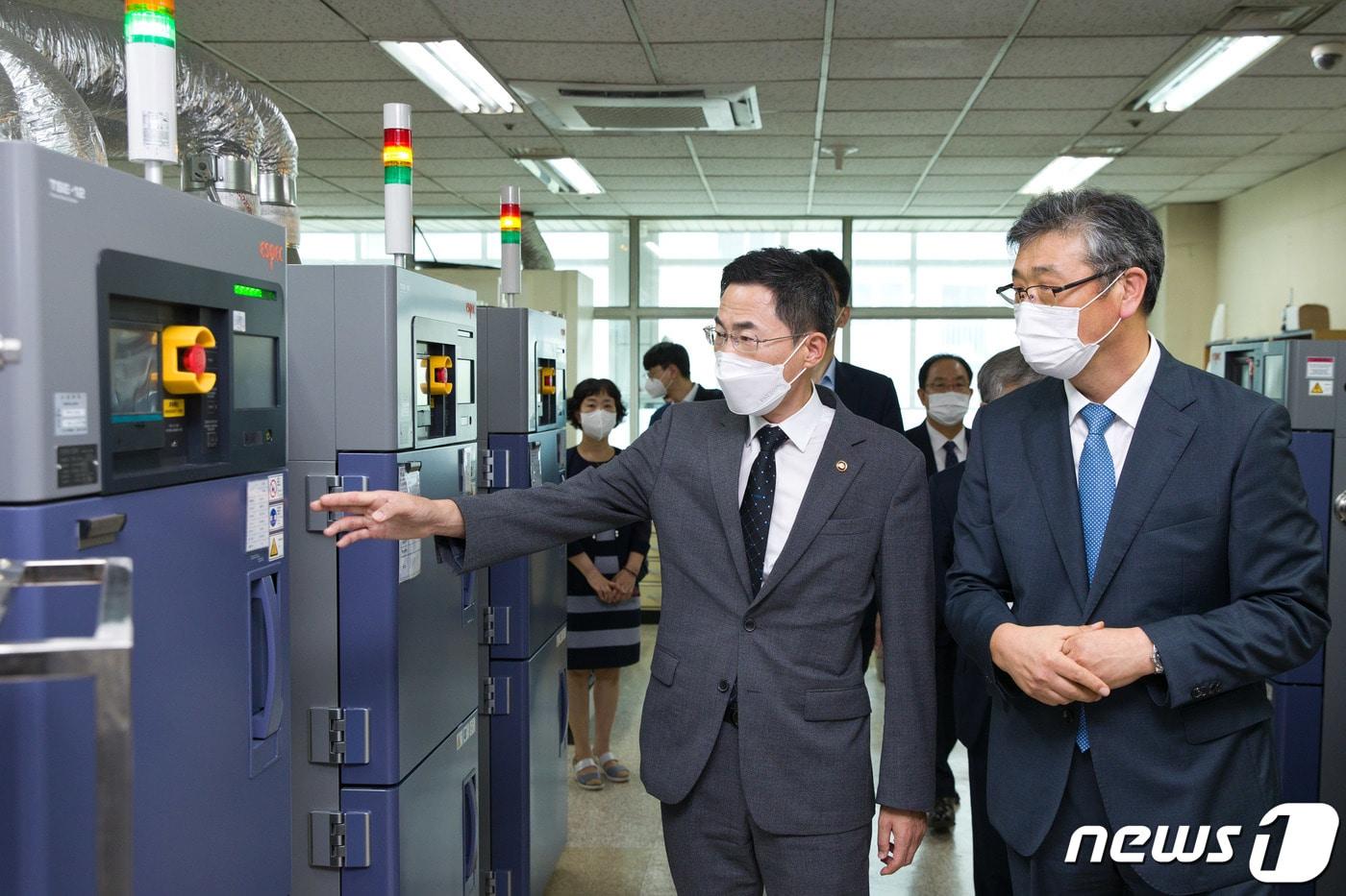 본문 이미지 - 용홍택 과학기술정보통신부 제1차관이 8일 오후 주52시간제 시행 관련 연구산업 기업인 서울 구로구 아프로R&D를 방문, 김형태 대표로부터 기업 연구개발 현황 및 성과 등의 설명을 듣고 있다. (과학기술정보통신부 제공) 2021.7.8/뉴스1