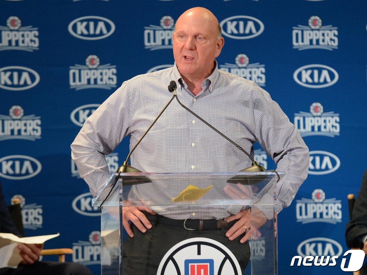본문 이미지 - 전 마이크로소프트 최고경영자 스티브 발머. 현재는 미프로농구 LA 클리퍼스의 구단주다. 그가 구단주로서 기자회견을 하고 있다. ⓒ 로이터=뉴스1 ⓒ News1 박형기 기자