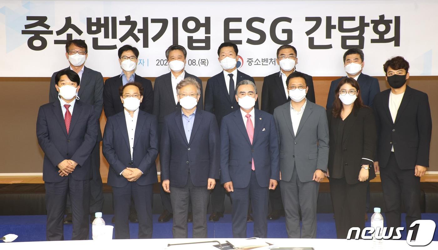 본문 이미지 - 권칠승 중소벤처기업부 장관이 7월8일 서울 대한상공회의소에서 열린 '중소벤처기업 ESG 간담회'에서 참석자들과 함께 기념촬영을 하고 있다. (중소벤처기업부 제공) 2021.7.8/뉴스1
