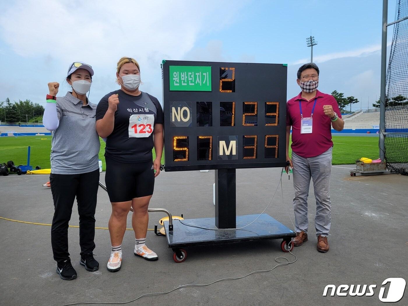 본문 이미지 - 한국 여자 원반던지기 신기록을 작성한 신유진(가운데) (대한육상연맹 제공) ⓒ 뉴스1