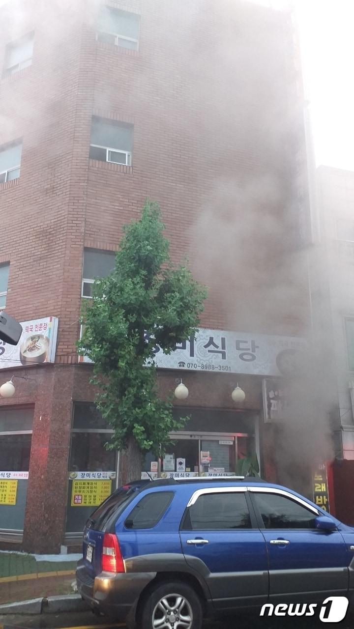 본문 이미지 - 화재가 발생한 건물. ⓒ 뉴스1