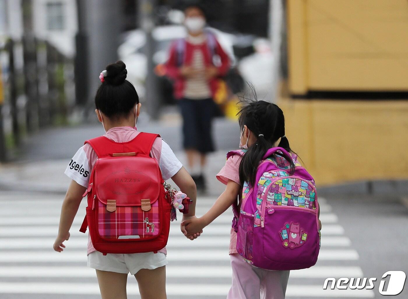 본문 이미지 - 서울 한 초등학교에서 아이들이 등교하고 있다. 2021.7.9/뉴스1 ⓒ News1 이성철 기자