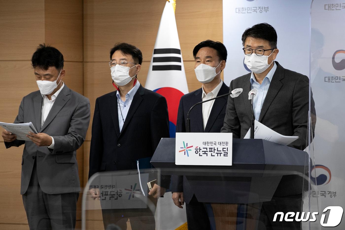 장상윤 국무조정실 사회조정실장이 9일 오전 서울 세종대로 정부서울청사 브리핑실에서 정부부처 합동 중대재해처벌법 시행령 제정안 입법예고 브리핑을 하고 있다. 2021.7.9/뉴스1 ⓒ News1 이승배 기자