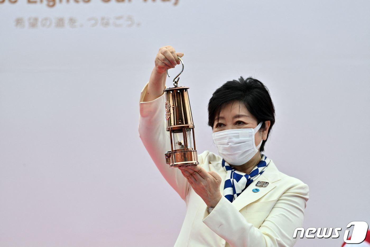 본문 이미지 - 고이케 유리코 도쿄 도지사가 도쿄의 성화 봉송 첫날 고마자와 올림픽 종합 공원에서 성화를 들고 있다. ⓒ AFP=뉴스1 ⓒ News1 우동명 기자