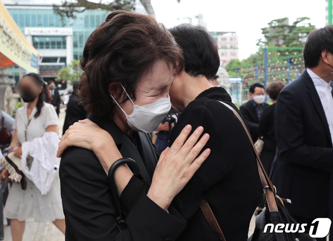 본문 이미지 - 고(故) 박원순 전 서울시장의 1주기 추모제가 열린 9지난 일 서울 종로구 조계사 대웅전에서 추모제를 마친 부인 강난희 씨가 시민들에게 위로를 받고 있다.  ⓒ News1 