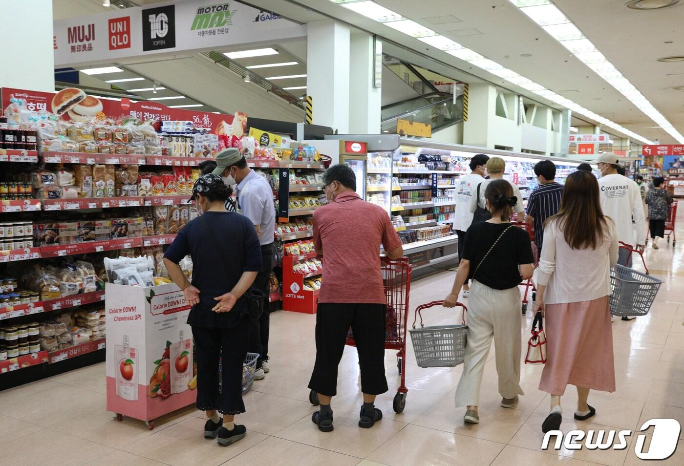 본문 이미지 - 새로운 거리두기 4단계 적용을 앞둔 9일 오후 서울의 한 대형마트에서 시민들이 식재료를 고르고 있다. 2021.7.9/뉴스1 ⓒ News1 신웅수 기자