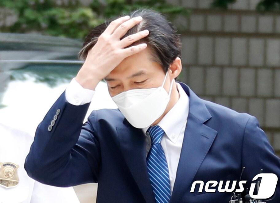본문 이미지 - 조국 전 법무부 장관이 9일 서울 서초구 중앙지방법원에서 열린 공판에 출석하고 있다. 조 전 장관은 딸 조민씨의 부산대 의학전문대학원 장학금 부정수수 관련 뇌물수수 및 청탁금지법 위반, 사모펀드 의혹 관련 공직자윤리법 위반 등 11개 혐의로 아내 정경심 동양대 교수와 함께 기소됐다. 2021.7.9/뉴스1 ⓒ News1 권현진 기자