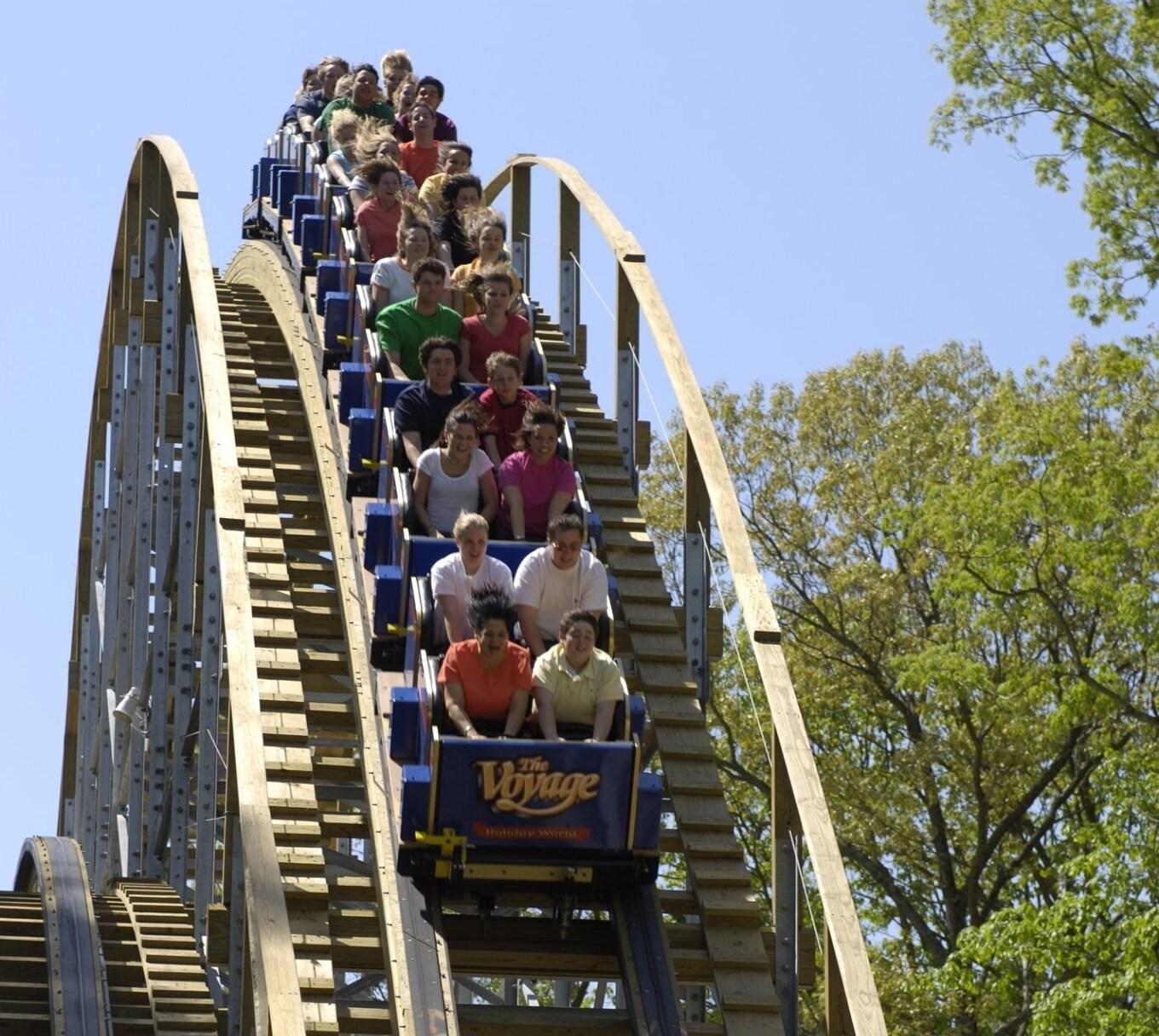 본문 이미지 - 미국 인디애나주 소재 테마파크 '홀리데이 월드 앤 스플래싱 사파리'의 명물 롤러코스터 '보이지'. 최근 47세 여성이 이 놀이기구를 타던 중 동맥 파열로 숨졌다.(홀리데이 월드 앤 스플래싱 사파리 페이스북 갈무리) ⓒ 뉴스1