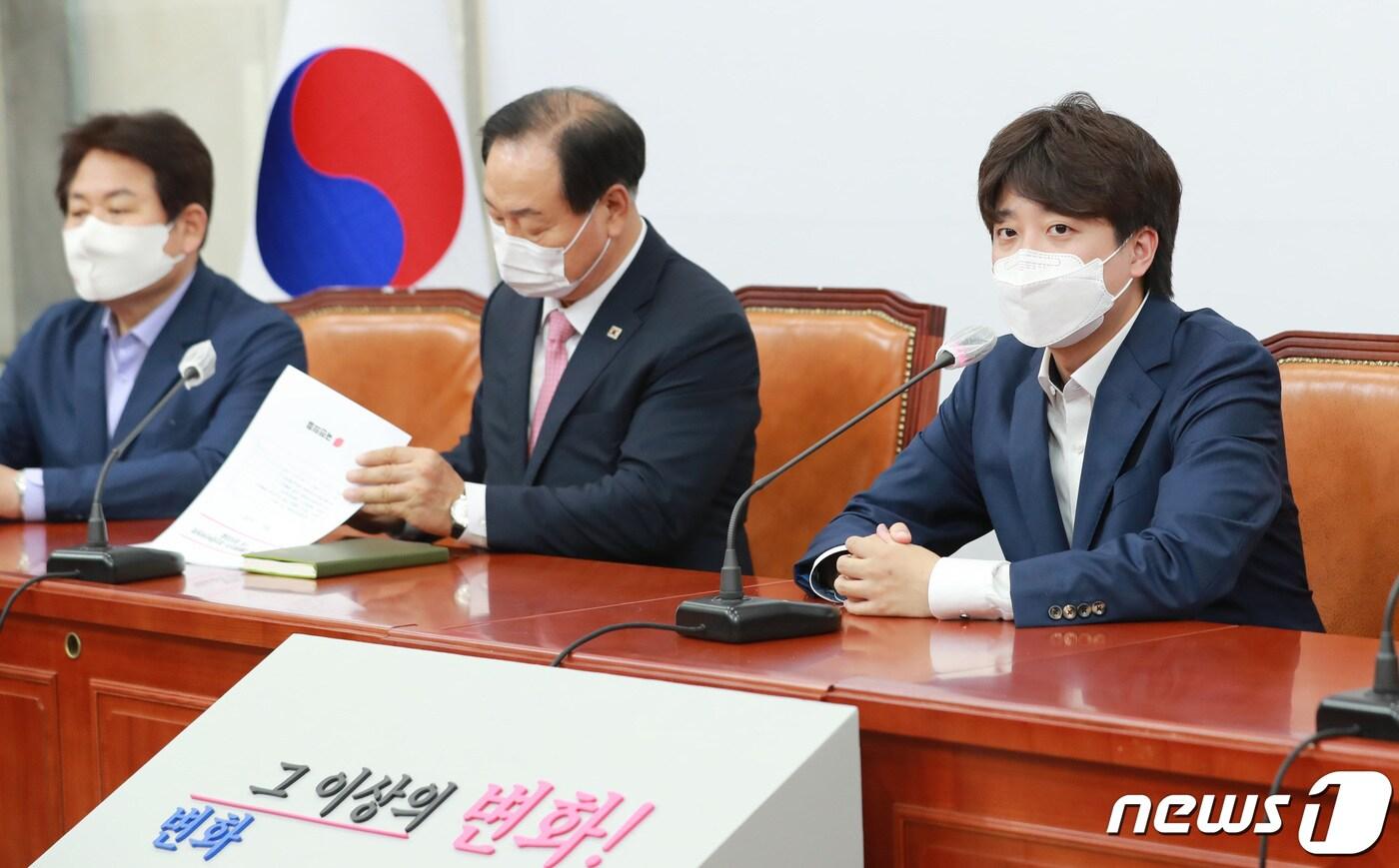본문 이미지 - 이준석 국민의힘 대표가 지난 9일 오후 서울 여의도 국회에서 열린 대선 경선준비위원회 첫 회의에서 모두발언을 하고 있다. 경준위는 이날 예비경선(컷오프) 일정 및 회수와 압축 배수 등을 논의한다.  ⓒ News1 구윤성 기자