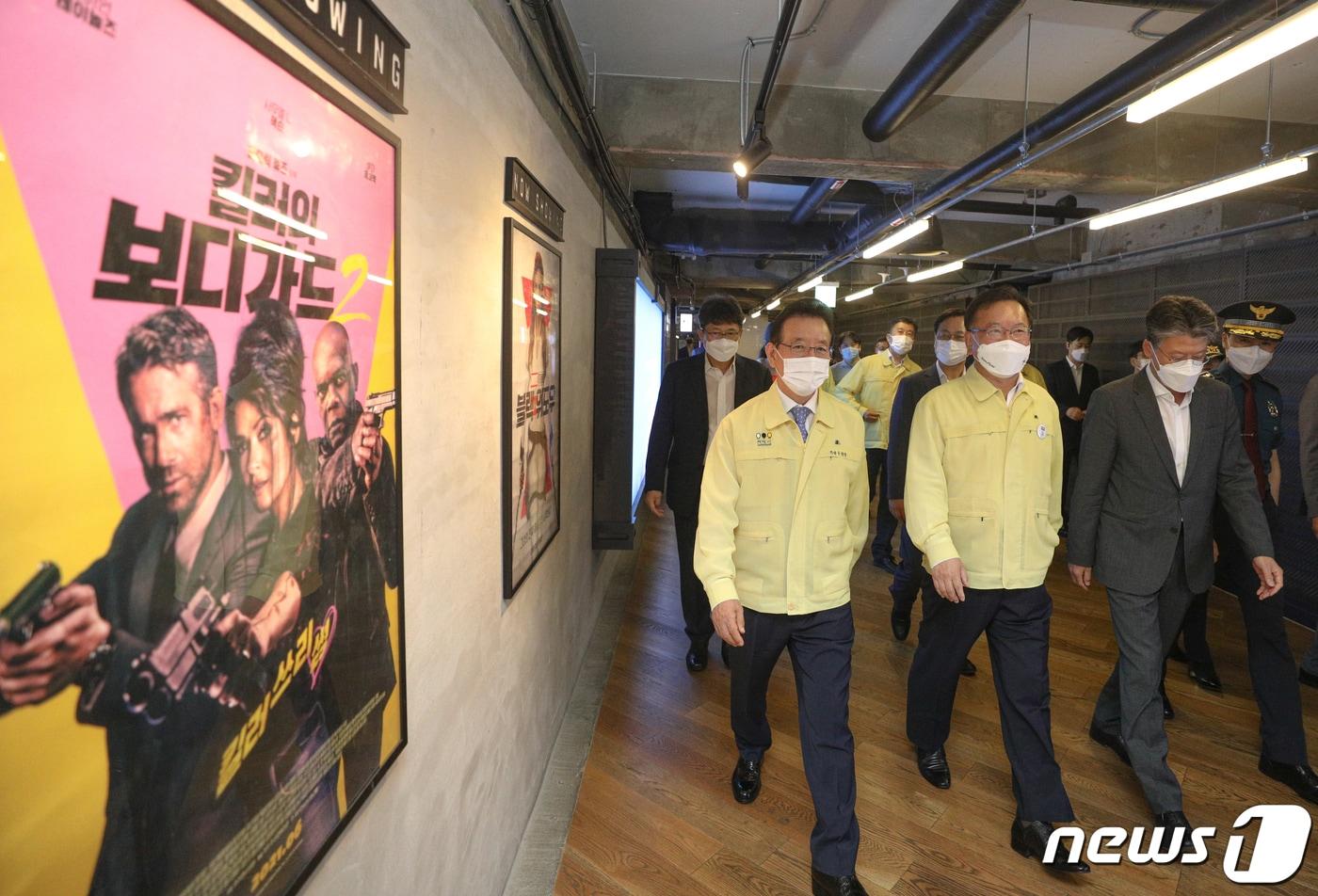 본문 이미지 - 김부겸 국무총리가 9일 오후 서울 강남구 삼성역 임시선별검사소에서 현장점검을 마치고 코엑스몰 내 영화관의 방역점검을 하고 있다. 2021.7.9/뉴스1 ⓒ News1 성동훈 기자