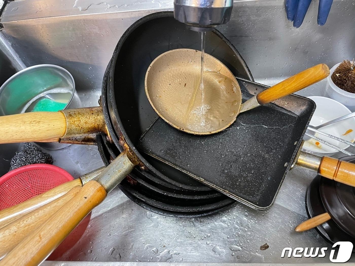 본문 이미지 - 지난 7월9일 강원 춘천 퇴계동 한 음식점에서 단수로 설거지를 못해 쌓여 있는 식기들.(독자 제공) 2021.7.9/뉴스1