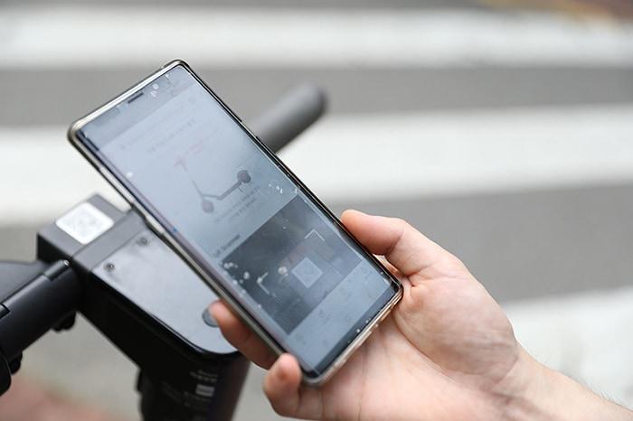 본문 이미지 - 전동킥보드 QR코드 인식 신고 예시(서울시 제공).ⓒ 뉴스1