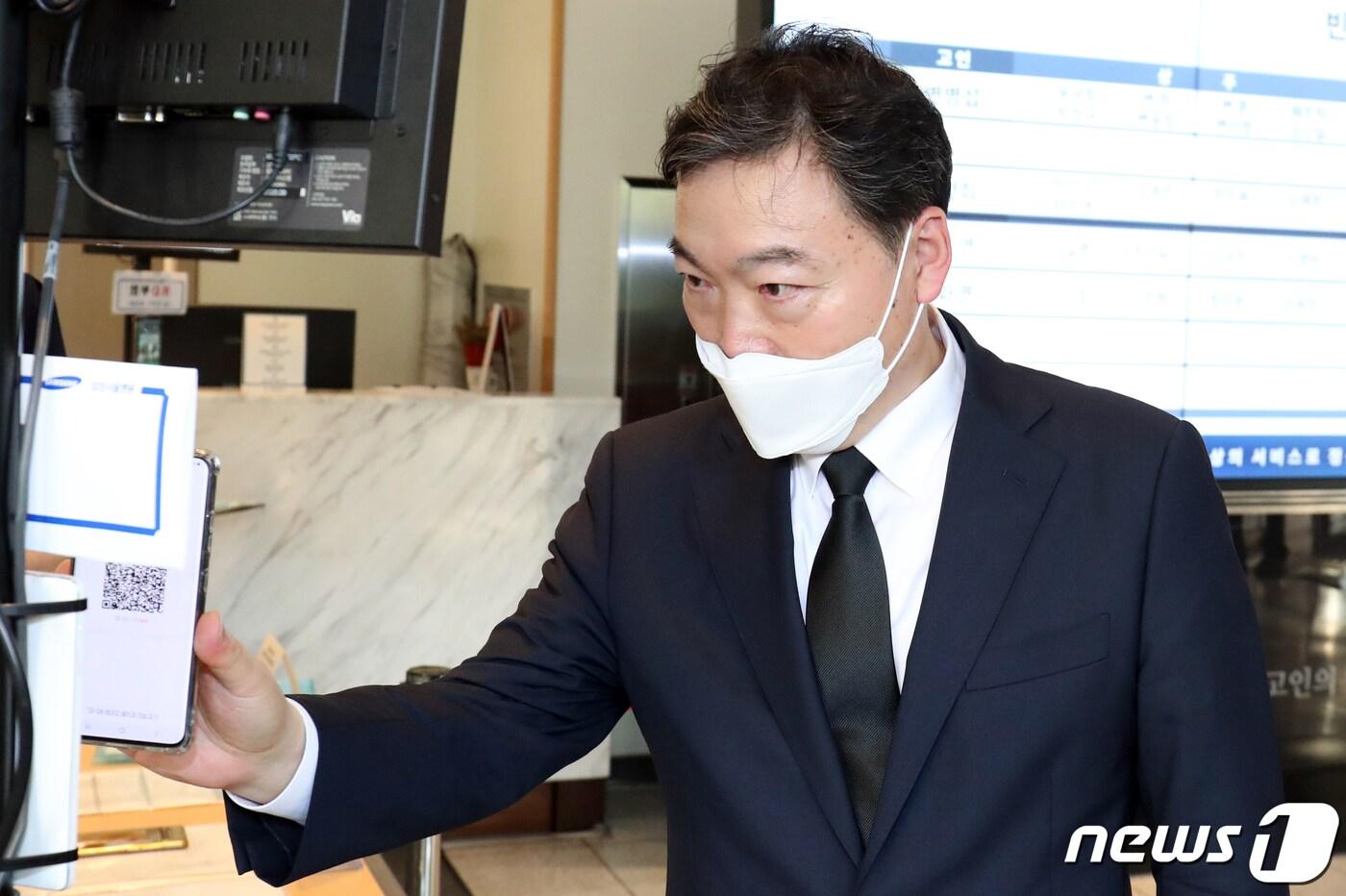 김오수 검찰총장이 9일 서울 강남구 일원동 서울삼성병원장례식장에서 윤대진 법무연수원 기획부장 부친상 조문을 하기 위해 QR체크하고 있다. 2021.7.9/뉴스1 ⓒ News1 김명섭 기자
