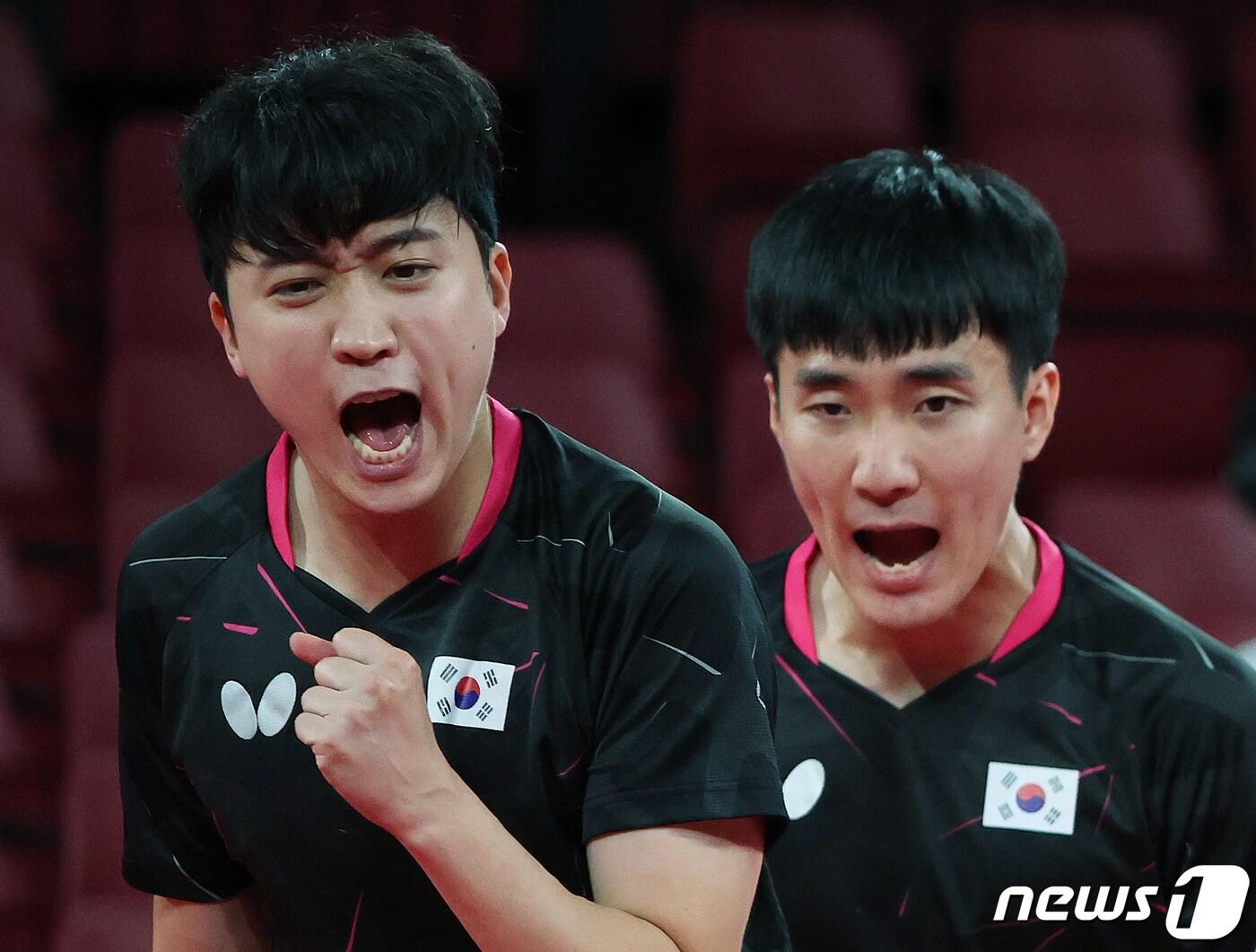 본문 이미지 - 남자 탁구 대표팀 이상수와 정영식이 1일 오전 일본 도쿄체육관에서 열린 '2020 도쿄올림픽' 남자 탁구 단체전 슬로베니와의 경기에서 공격에 성공한 후 기뻐하고 있다. 2021.8.1/뉴스1 ⓒ News1 이재명 기자