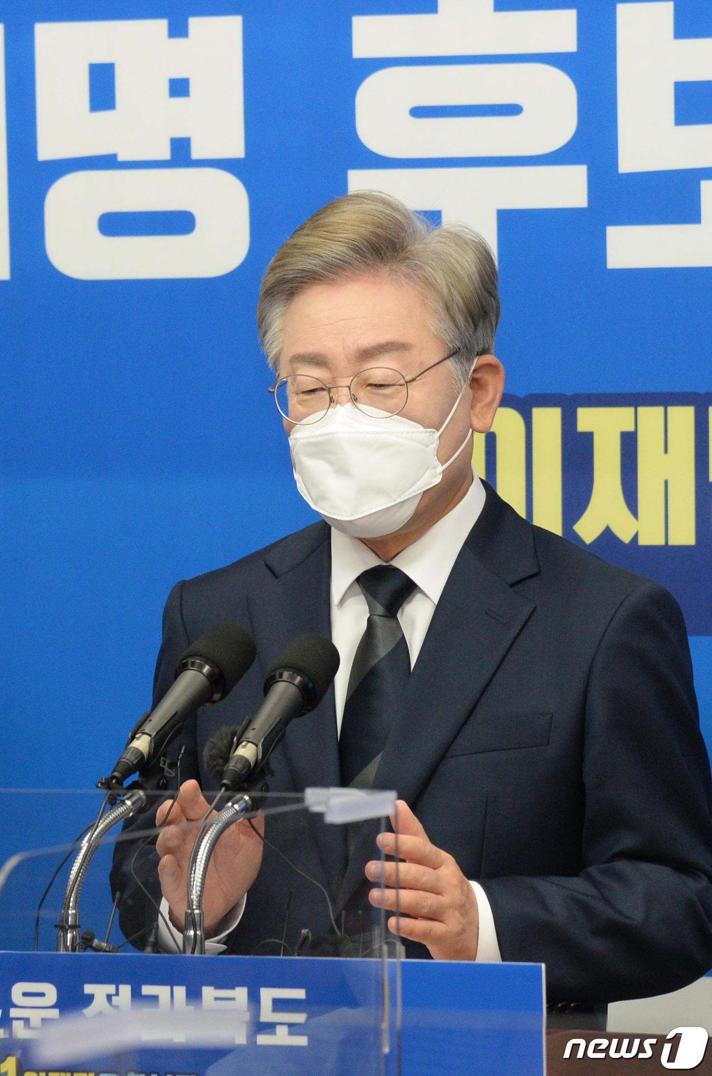 본문 이미지 - 이재명 경기도지사가 전도민 재난지원금 지급 검토 의사를 밝히면서 실현 가능성에 관심이 모아지고 있다/뉴스1 ⓒ News1 유경석 기자