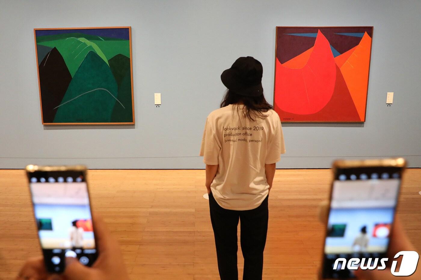 1일 오후 대구미술관을 찾은 관람객들이 이건희 컬렉션 특별전 '웰컴 홈 : 향연饗宴'을 관람하며 'RM ZONE'에서 기념사진을 찍고 있다. 6월 29일 첫 공개된 '이건희 컬렉션 특별전'은 한 달 만에 2만여 명이 찾은 것으로 집계됐다. 최근 BTS(방탄소년단) 멤버 RM(김남준)이 대구미술관을 찾아 유영국 작가의 '산'(1970’s) 시리즈를 감상하는 모습을 BTS 공식 SNS 계정에 올리면서 RM이 작품을 감상했던 장소에서 비슷한 포즈로 인증샷을 남기는 등 인기를 더하고 있다. 2021.8.1/뉴스1 ⓒ News1 공정식 기자