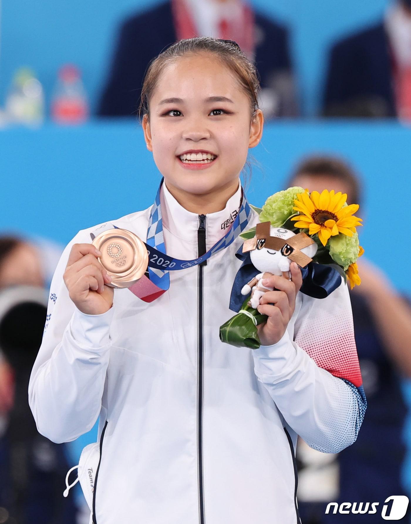 본문 이미지 - 대한민국 체조 여서정이 1일 오후 일본 도쿄 아리아케 체조경기장에서 열린 '2020 도쿄올림픽' 여자 도마 결승에서 동메달을 확정짓고 시상대에 오르고 있다. 2021.8.1/뉴스1 ⓒ News1 이재명 기자
