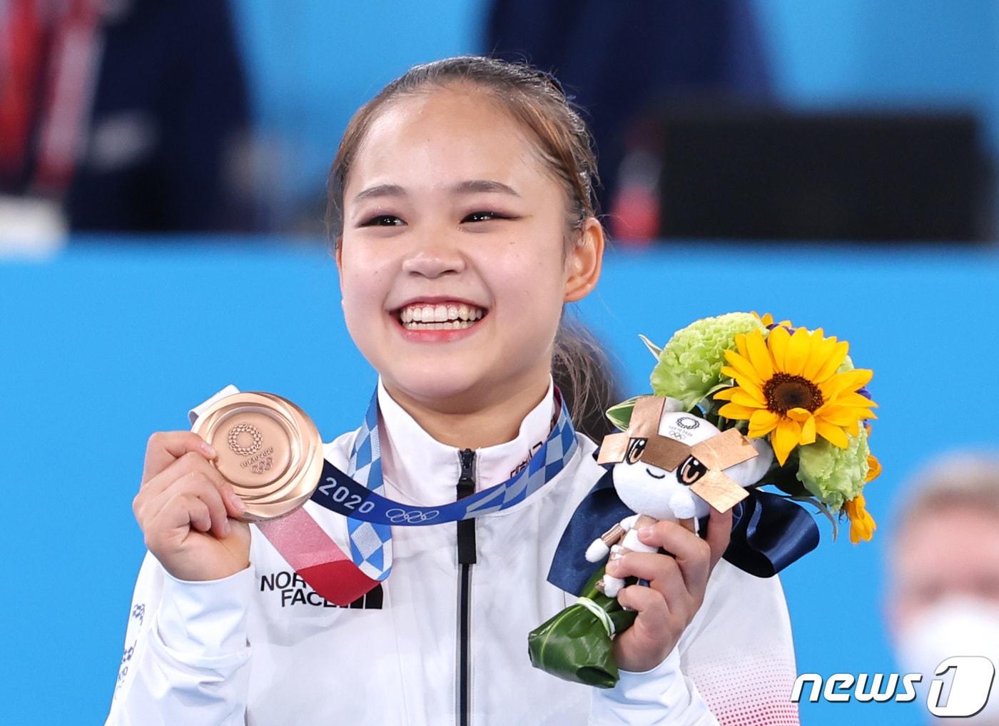본문 이미지 - 대한민국 체조 여서정이 1일 오후 일본 도쿄 아리아케 체조경기장에서 열린 '2020 도쿄올림픽' 여자 도마 결승에서 동메달을 확정짓고 시상대에 오르고 있다. 2021.8.1/뉴스1 ⓒ News1 이재명 기자
