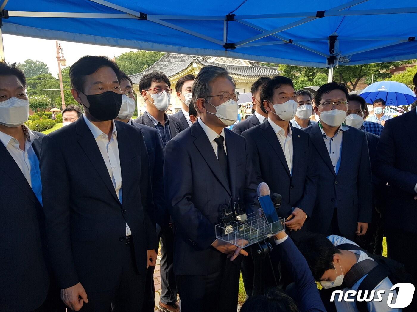 본문 이미지 - 이재명 경기도지사는 이날 충남 예산 윤봉길기념관을 방문한 자리에서 "경기도 시군에서 공식 요청하면 경기도가 더 많은 부담을 해서라도 재난지원금을 전국민 지급 하는 쪽으로 검토하고 있다"고 밝혔다.ⓒ 뉴스1