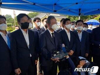 본문 이미지 - 이재명 경기도지사가 1일 충남 예산군 윤봉길 기념관에서 기자회견을 하고 있다.ⓒ 뉴스1 최현구 기자