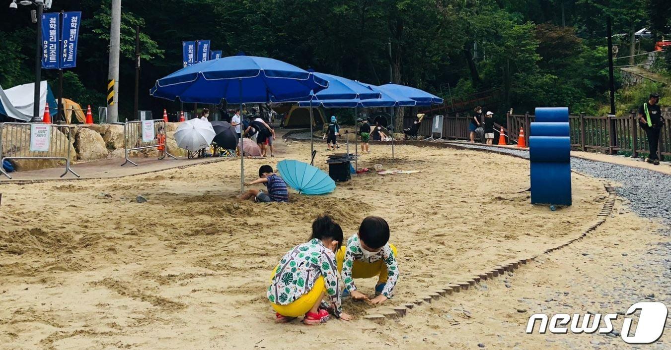 본문 이미지 -  남양주시 청학밸리리조트에서 모래놀이하며 즐거운 시간을 보내는 어린이들 ⓒ 뉴스1 /2021.8.1