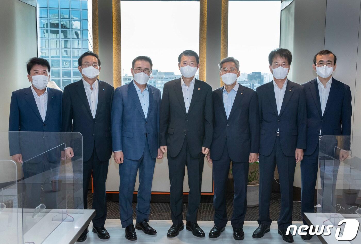 본문 이미지 - 은성수 금융위원장이 10일 서울 중구 은행연합회 뱅커스클럽에서 조용병 신한금융 회장, 손태승 우리금융 회장, 함영주 하나금융 부회장, 손병환 NH농협금융 회장과 금융권 민생지원 및 일자리 창출 점검 간담회 전 기념촬영을 하고 있다. (금융위원회 제공) 2021.8.10/뉴스1