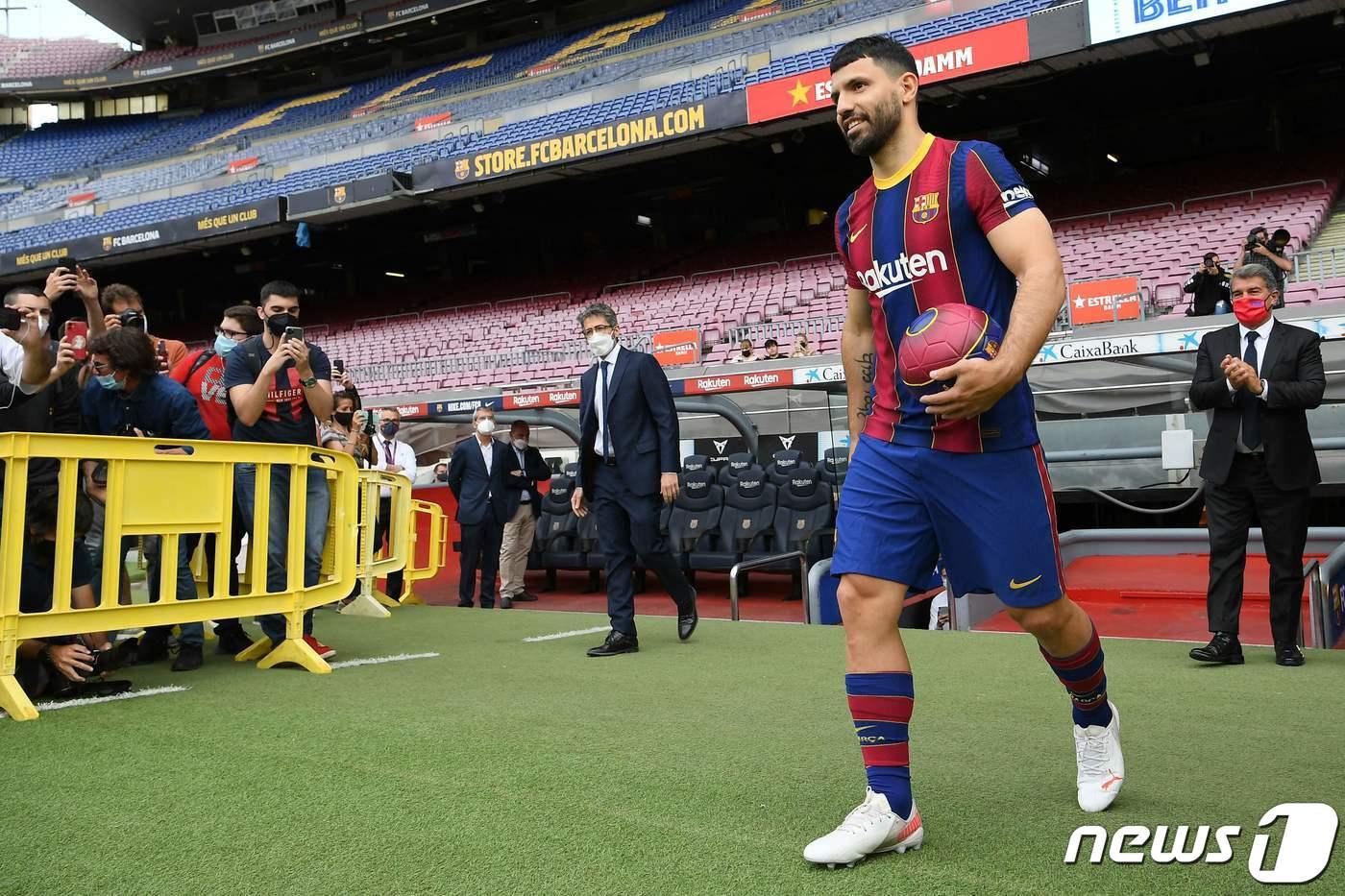 맨체스터시티를 떠나 바르셀로나로 이적한 공격수 세르히오 아구에로가 부상을 당했다. ⓒ AFP=뉴스1