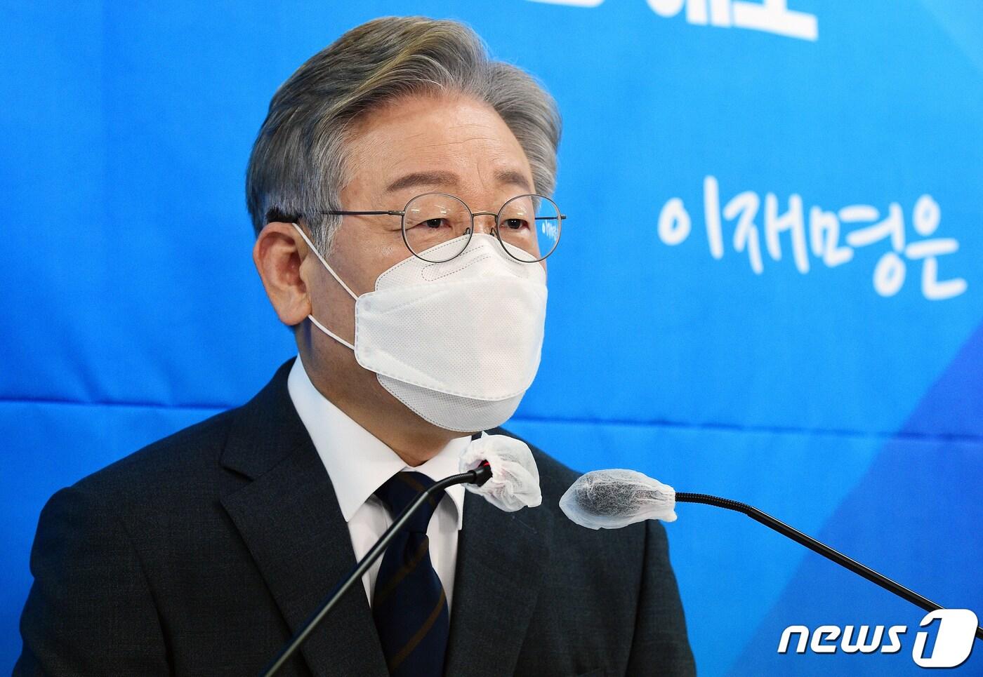 이재명 경기도지사는 18일 유튜브 방송 '정영진 최욱의 매불쇼'에 출연해 아들의 취업 준비 과정을 소개했다. 그는 "(아들이 취업 준비 과정에서) 경기도 시험을 봤는데 떨어졌다. 산하기관에 시험을 봤나 보더라"라고 소개했다../뉴스1 ⓒ News1 오대일 기자