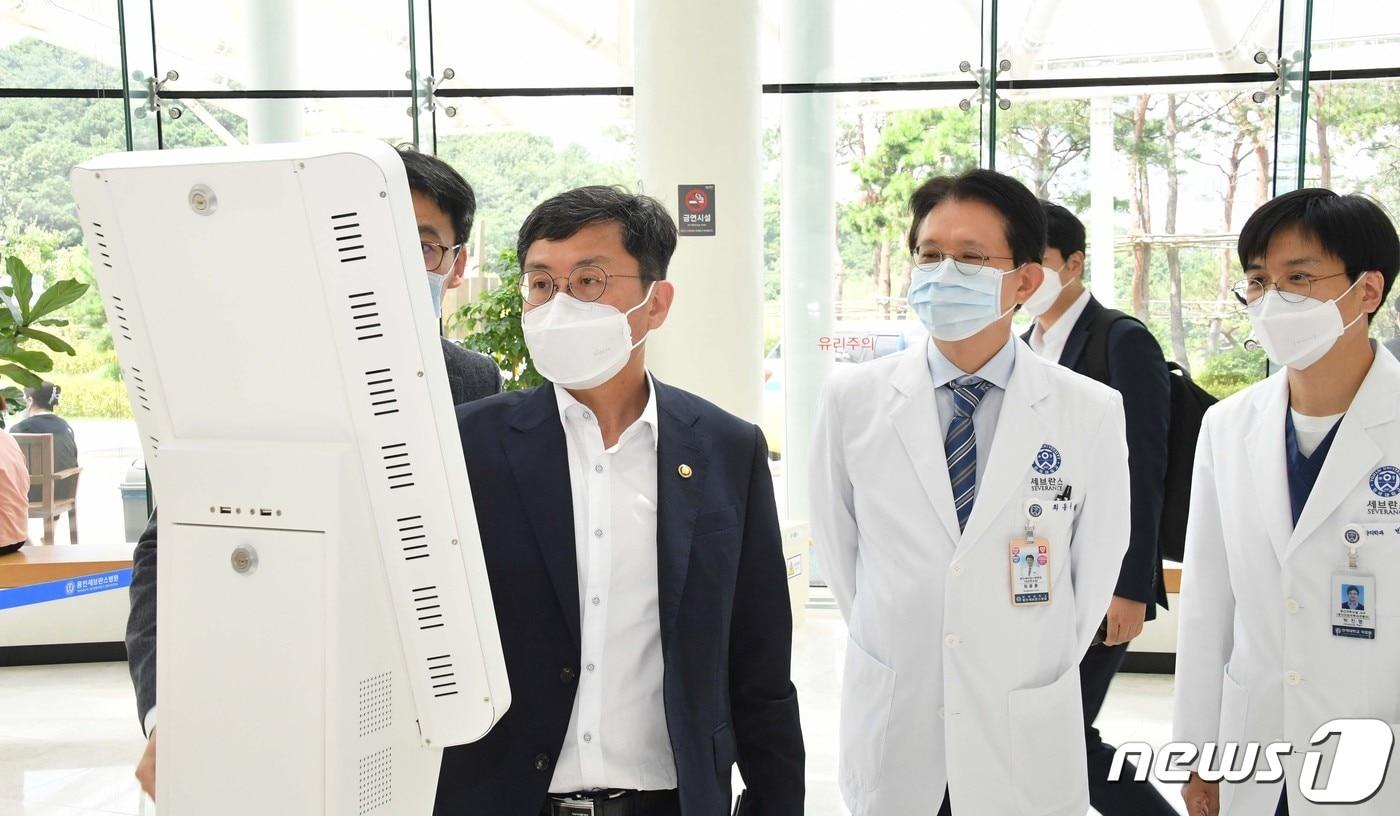 본문 이미지 - 안도걸 기획재정부 2차관이 10일 경기 용인 세브란스병원을 찾아 현장을 둘러보며 관계자로부터 설명을 듣고 있다(기획재정부 제공). ⓒ 뉴스1