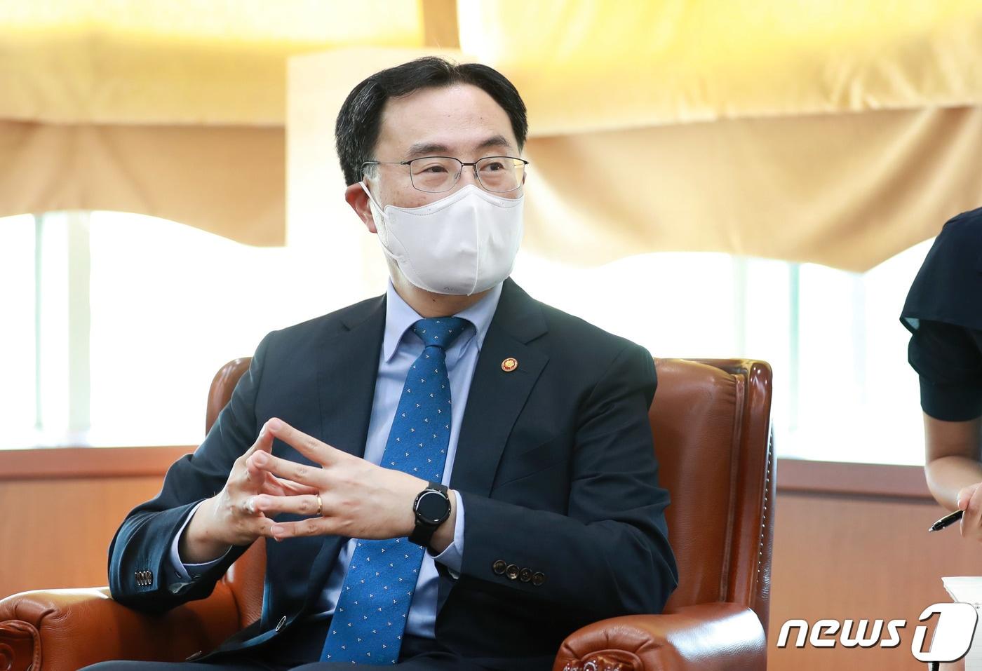 본문 이미지 - 문승욱 산업통상자원부 장관이 10일 오후 서울 종로구 정부서울청사 별관 외빈접견실에서 글로벌 바이오기업 싸이티바(Cytiva)사의 임마뉴엘 리그너 대표와 면담하고 있다. (산업통상자원부 제공) 2021.8.10/뉴스1