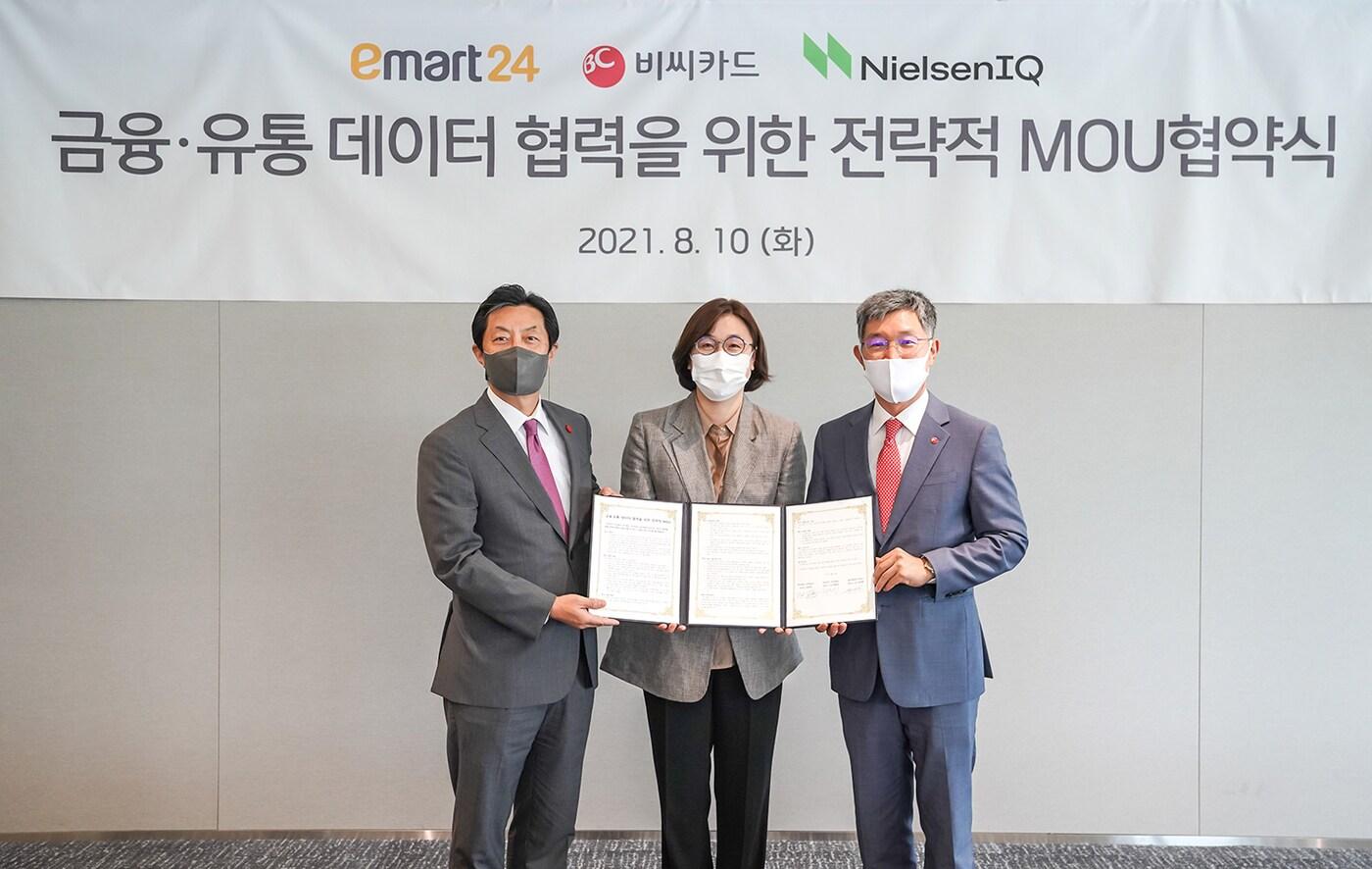 (왼쪽부터)김장욱 이마트24 대표이사와 최경희 닐슨컴퍼니코리아 대표이사, 최원석 BC카드 사장이 협약식 후 기념촬영을 하고 있다.(이마트24 제공) ⓒ 뉴스1